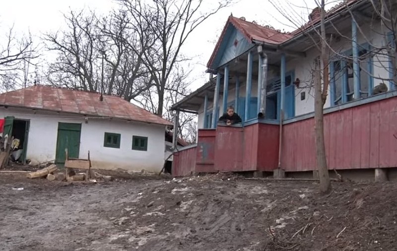 Statul construiește cinema 3D în sate neasfaltate și fără canalizare. ”Mai bine ar face drumuri, că ne rupem gâtul pe ulițele astea”