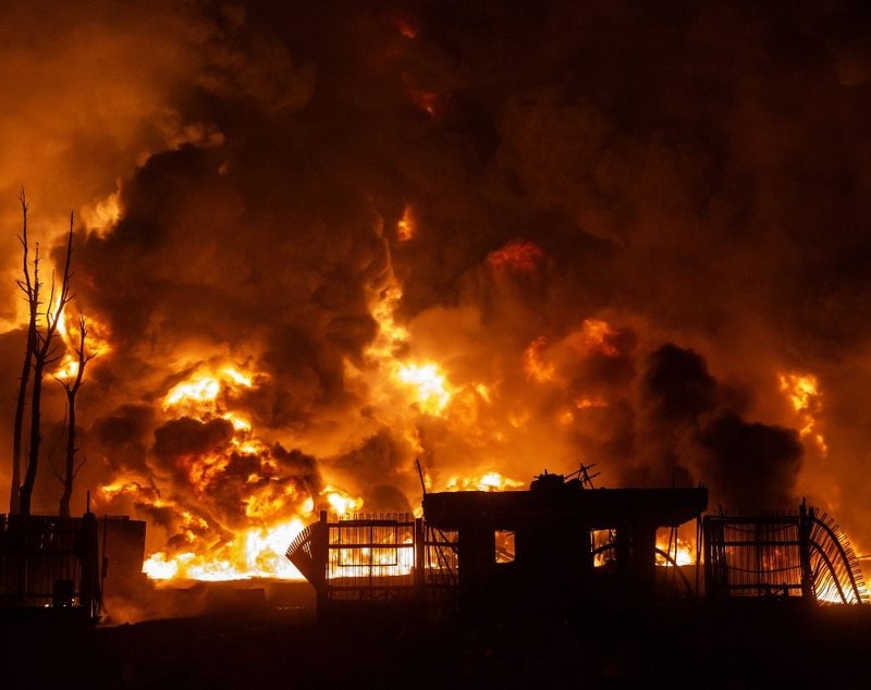Teheranul, acoperit de fum toxic după ce multiple depozite de petrol au fost bombardate: „E apocaliptic”