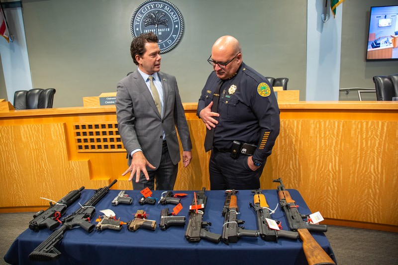 Câteva din armele „Guns 4 Ukraine", un program de buyback coordonat de Primăria Miami prin care cetățenii americani își pot vinde armele personale astfel încât acestea să ajungă la armata ucraineană. Foto: EPA