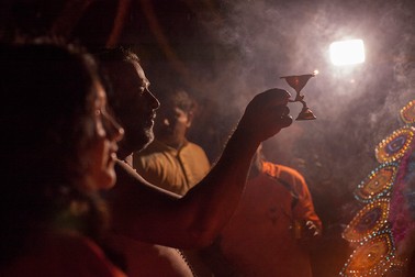 Un preot hindus binecuvântează în timpul unei scurte ceremonii atât ofrandele aduse de o familie cât și pe cei ce le vor purta.