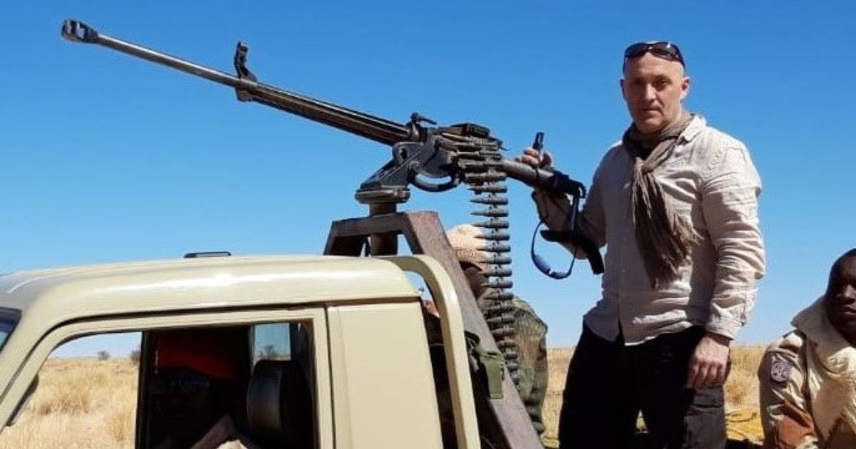 Imagine cu Horațiu Potra ținând o mână pe o armă. Poartă o cămașă și pantaloni închiși la culoare și are ochelari de soare pe cap. Se află într-un vehicul, fiind înconjurat de alți doi oameni
