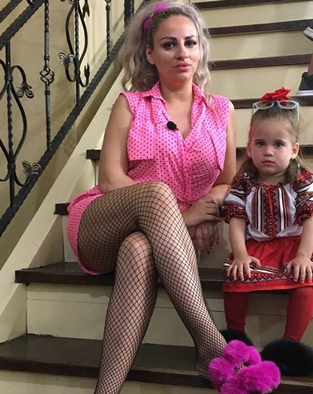 Sânziana Buruiană, nedespărțită de fetița ei. ”Am adus-o cu mine și la Nea Mărin, încă o alăptez” | FOTO