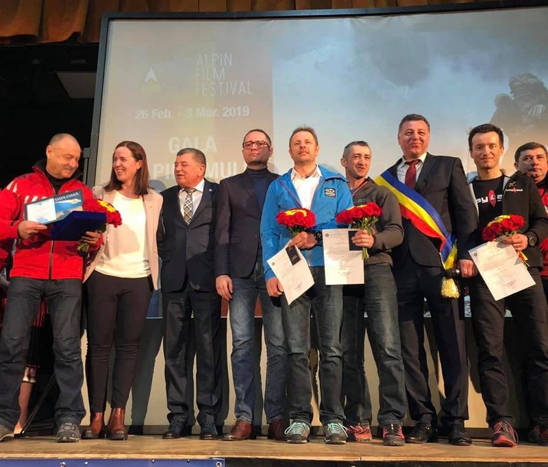Bogdan Matei, ministrul Tineretului și Sportului, în centru cu ochelari, și Zsolt Török , în haină albastră