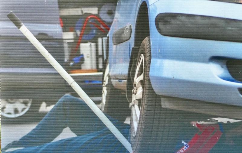 Român găsit de polițiști la 3 noaptea sub o mașină ridicată pe cric și arestat imediat, în Olanda