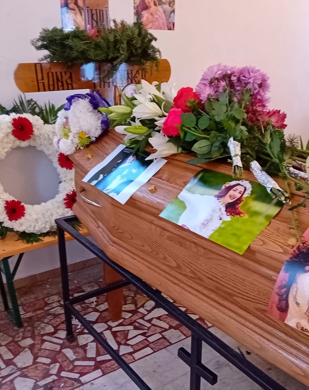 Rona Hartner a fost condusă vineri pe ultimul drum. Artista a fost înmormântată în rochie de mireasă