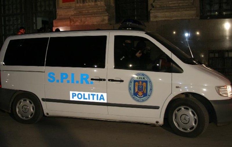 Prinşi în flagrant în timp ce tâlhăreau o femeie