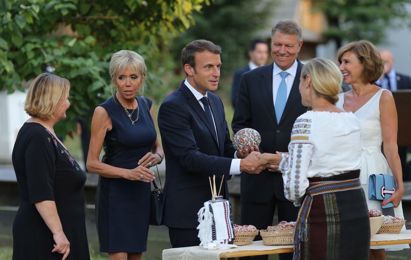 FOTO&VIDEO/ Emmanuel Macron a primit cadou o pereche de opinci, la Muzeul Satului și i s-a cântat ”La vie en rose”, la nai