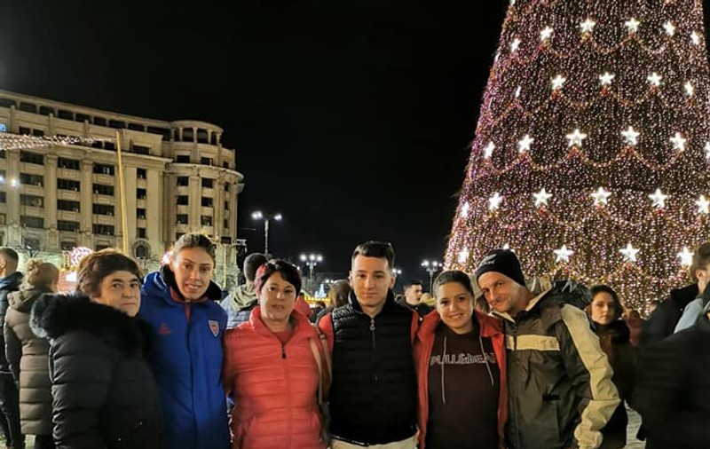 Fetele din lotul național de box stau în cantonament de Crăciun. Antrenamente și colinde, lângă brad