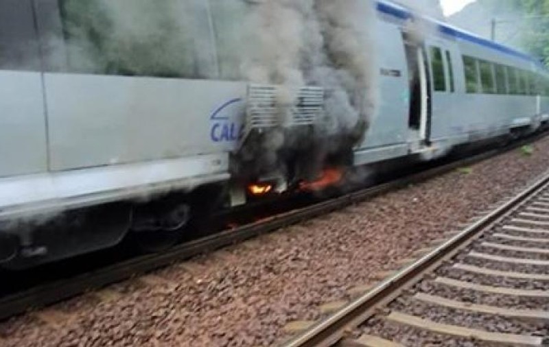 Un tren cu 200 de călători a luat foc în Prahova. Incendiul a izbucnit la un vagon, iar o femeie a suferit un atac de panică