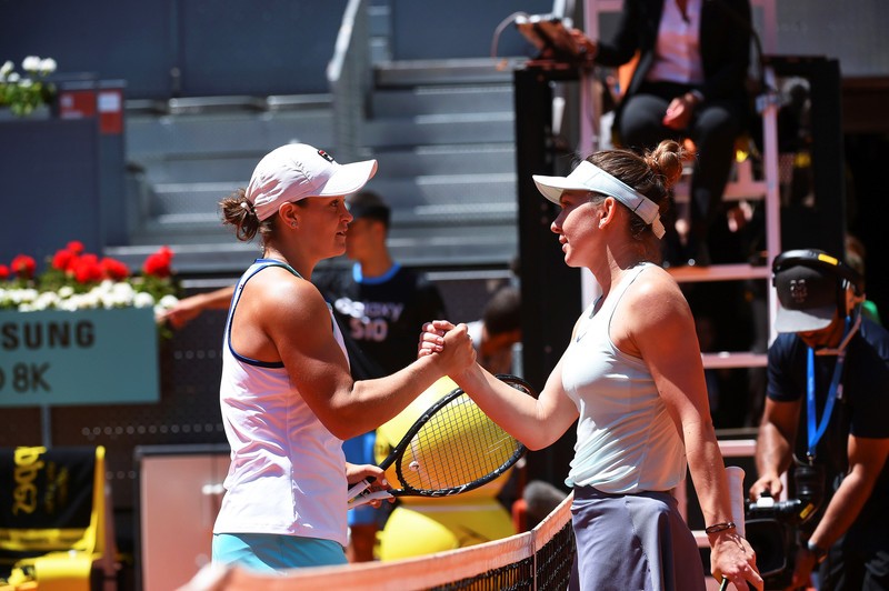 Rivale pe teren, Simona Halep (dreapta) și Ashleigh Barty (stânga) sunt prietene foarte bune FOTO: EPA-EFE/FERNANDO VILLAR