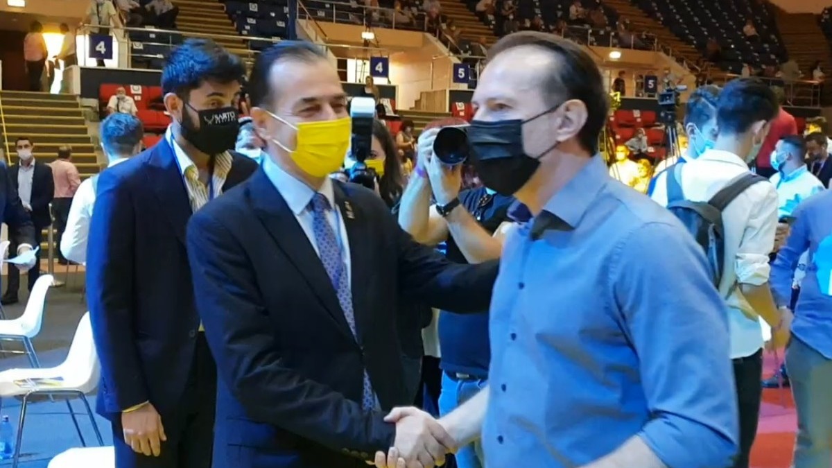Ludovic Orban și Florin Cîțu s-au ignorat câteva minute la alegerile pentru șefia PNL București. Foto: Cristian Otopeanu