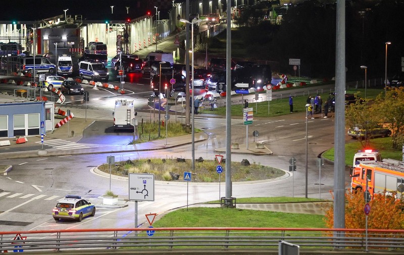 Bărbatul care a blocat aeroportul Hamburg timp de circa 20 de ore, după ce și-a luat fiica ostatică, s-a predat poliției