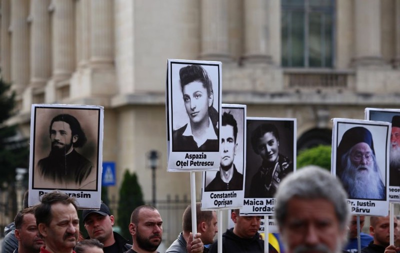 Urmaşii disidenților care au murit în dictatura comunistă vor primi lunar 500 lei. Deputații au adoptat proiectul legislativ