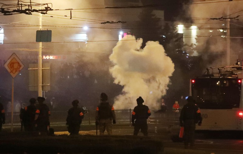 Proteste violente în Belarus, pentru a doua noapte. Un protestatar a murit, iar mai mulți au fost răniți. Internetul, tăiat de autorități