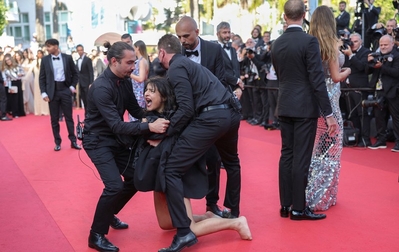 Protest pe covorul roșu la Cannes. O femeie a manifestat față de violurile comise de soldații ruși în Ucraina