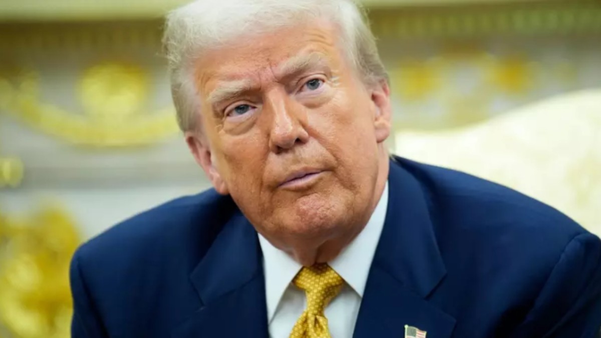 Donald Trump, președintele SUA, îmbrăcat în costum albastru închis, cravată galbenă și cămașă albă