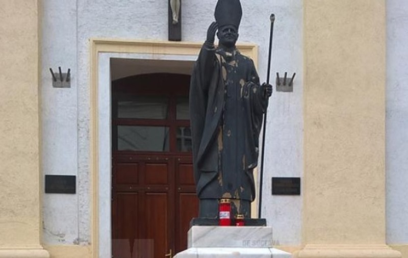 Statuia Papei Ioan Paul al II-lea din Suceava a fost vandalizată