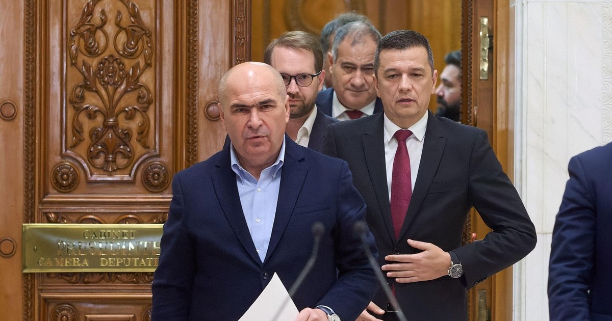 Ilie Bolojan (PNL) și Sorin Grindeanu (PSD), alături de Dominic Fritz (USR, în spate) sunt trei dintre participanții la negocierile de la Guvern