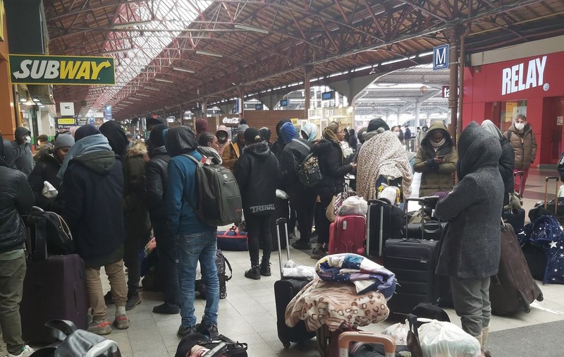 În Gara de Nord, refugiații din Ucraina, mulți dintre ei studenți din Africa și familii din Asia, așteptau la clasa a-2 a, iar „călătorii” obișnuiți, la clasa 1