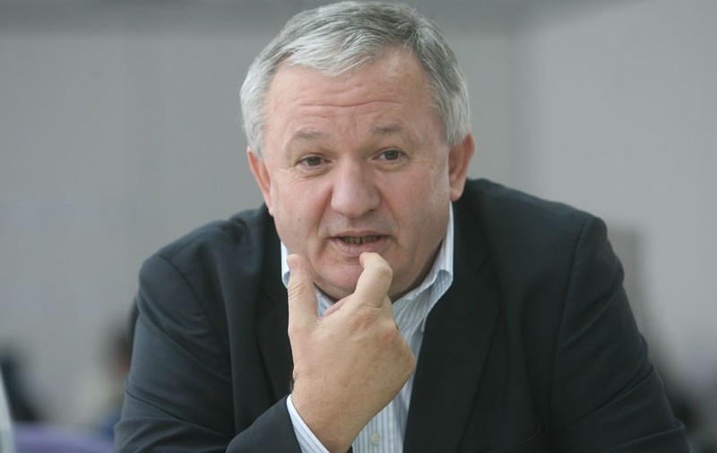Porumboiu: "Nu se pune problema demiterii lui Lopez Caro"