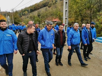 Primarul Trușcă (medalion), alături de președintele PNL Mehedinți Virgil Popescu (al treilea din stânga), în prezent ministru al Economiei, Energiei și Mediului de Afaceri, făcându-i campanie lui Klaus Iohannis