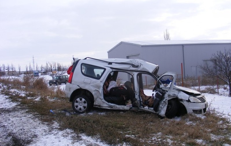 Doi oameni au murit şi doi au fost răniţi în urma unui accident în Buzău | FOTO
