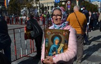 Calendar ortodox octombrie 2025 - Imagine cu o batrana care tine in brate o icoană ce o înfăţişează pe Sf Parascheva, în timpul pelerinajului de la Iaşi