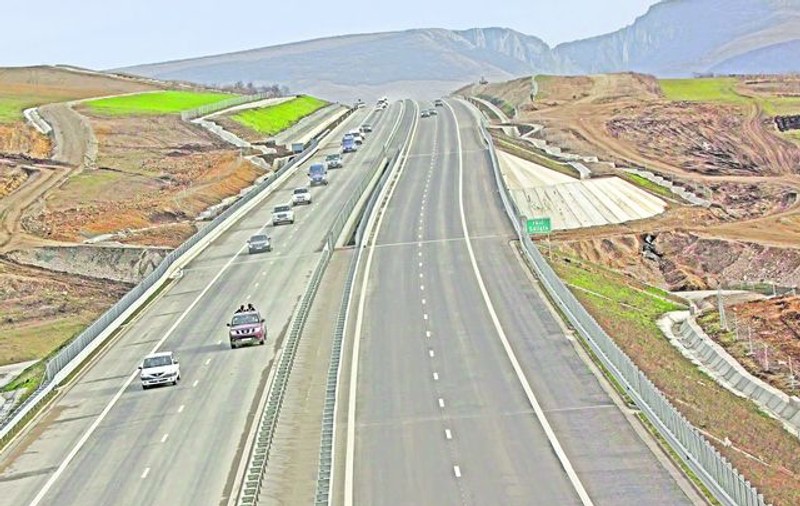 Boc, iar te lauzi cu un petic de autostradă?