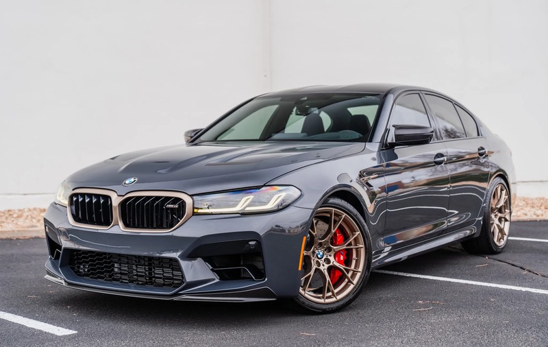 Un BMW din 2022 s-a vândut cu 52.000 de dolari mai scump decât a costat nou. A fost condus doar 190 km în trei ani