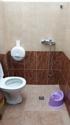 Baia din salon cu „para” de la duș și olița pentru copii. Fotografia a fost trimisă de șefa de secție