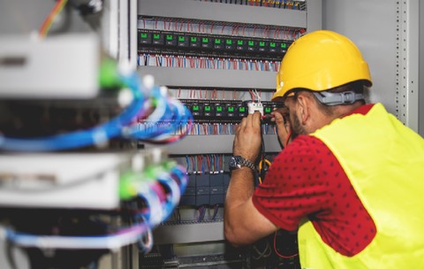 Cât câștigă un electrician de reparație și întreținere de la CFR