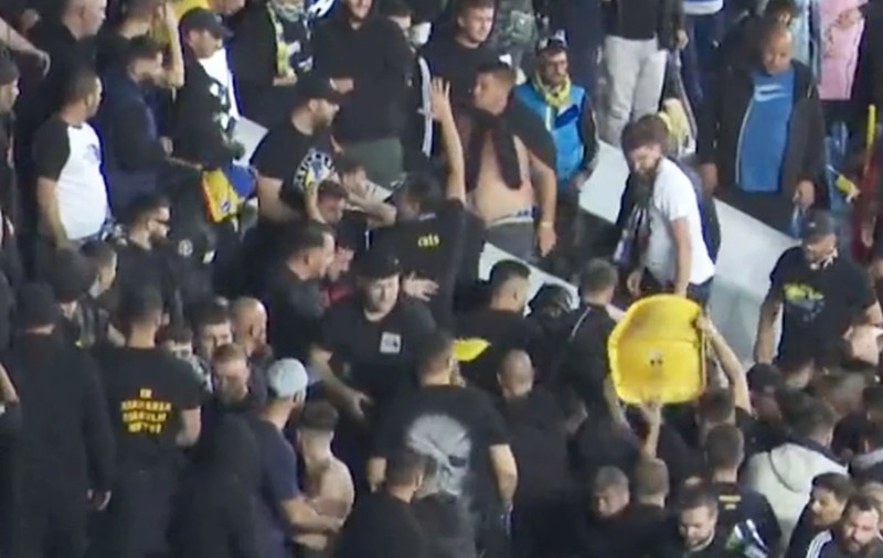 Bătaie generală în tribune la meciul Petrolul - FCSB. Un jandarm a fost rănit | VIDEO