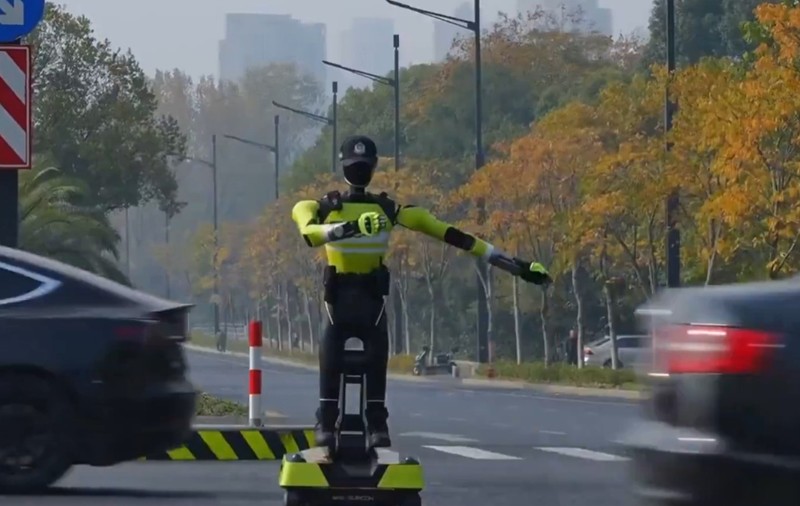 Un robot dirijează traficul într-o intersecție, iar șoferii îi respectă indicațiile, în China