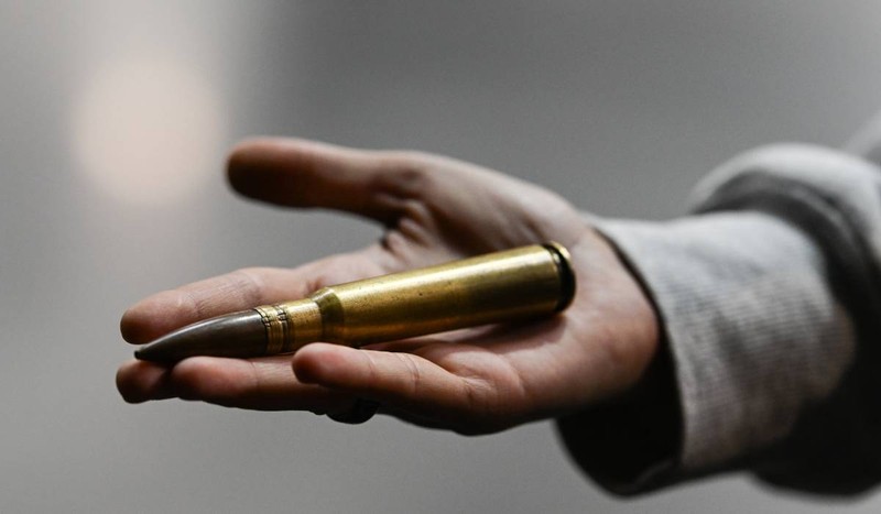 Muniție de calibru 12,7 × 99 mm NATO, cunoscută și ca .50 BMG. Uzina Mecanică Cugir pregătește o nouă linie pentru producția de muniție de același calibru. Sursă foto: Getty Images  