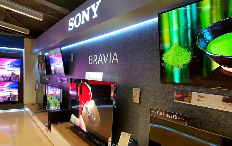 Românii au cumpărat electronice în valoare de 1,43 miliarde de euro în primele șase luni. Electrocasnicele și televizoarele, cele mai mari creșteri