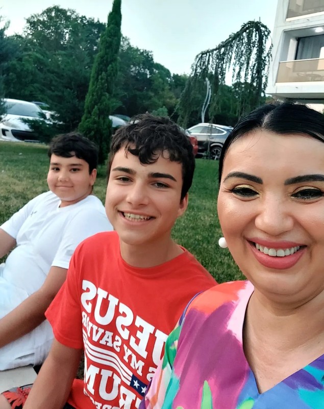 Imagine rară cu Adriana Bahmuțeanu și băieții ei. Eduard și Maximus locuiesc cu Silviu Prigoană, tatăl lor