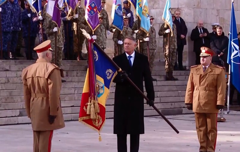 Noul şef al Statului-Major al Apărării a fost învestit. La ceremonia de predare a steagului de luptă a participat președintele Klaus Iohannis