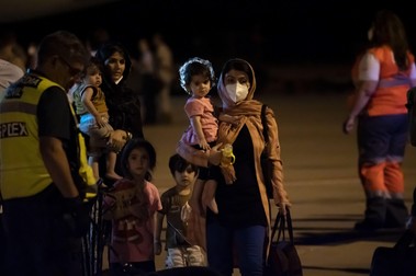 Refugiați din Afganistan aterizează pe un aeroport din Madrid, pe 10 august 2022. Foto: Profimedia