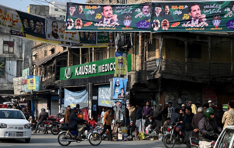 Un candidat la alegerile din Pakistan a fost împușcat mortal, în timp ce își făcea campanie electorală din ușă în ușă