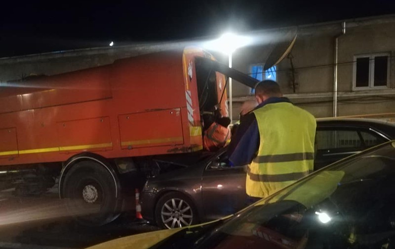 Muncitor strivit între o mașină și o cisternă, la Sibiu. Șoferul vinovat era băut (FOTO)