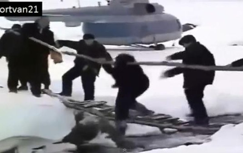 De-a râsu' plânsu! Preşedintele Georgiei a căzut în râu | VIDEO