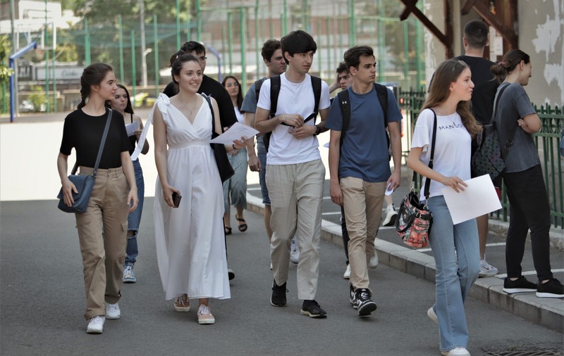 Suntem la 18 ani distanță de cea mai bătrână țară a lumii. Previziunile unui economist, analizând rezultatele la Bac din România și Republica Moldova