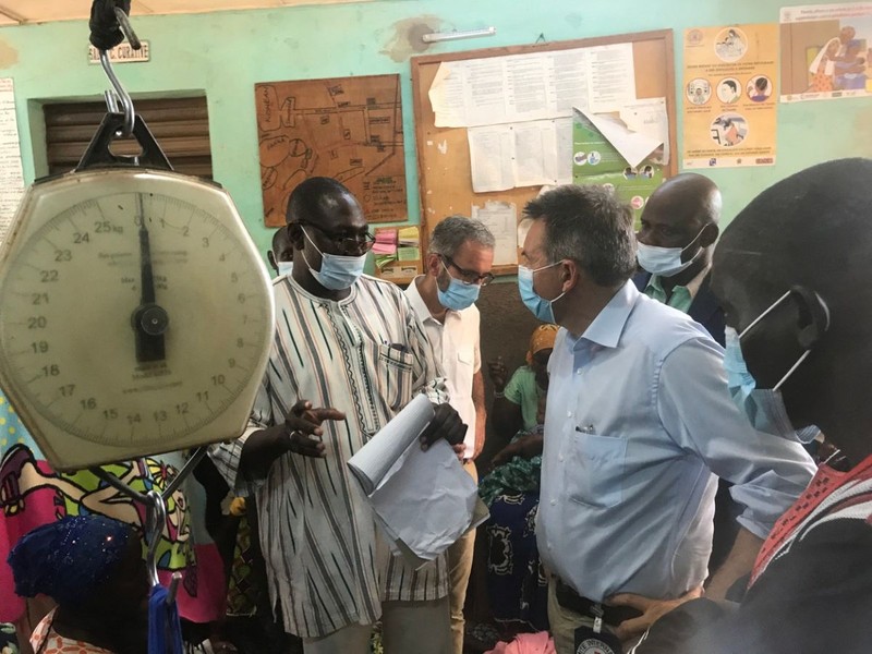International Red Cross (ICRC) president Peter Maurer (2nd R) listens to Issa Sawadogo (L) head nurse at the health and social promotion centre in Kaya on September 13, 2020. Kaya, the capital of the Centre-Nord region, has been overwhelmed with a massive influx of people forced to flee their homes by the jihadist insurgency. More than 1,100 people have lost their lives and over a million have been displaced in the violence since 2015, and the bloodshed is stretching already slim resources in the country's Sahel north.,Image: 558072060, License: Rights-managed, Restrictions: , Model Release: no