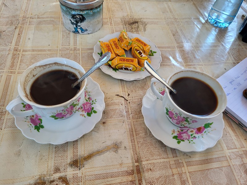 Nikolai ne-a servit cu cafea la ibric și bomboane ucrainene.