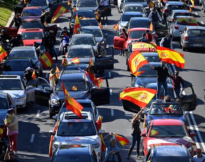 VIDEO | Protest din mașini la Madrid, față de restricțiile antiepidemice, chiar de Ziua Spaniei. Şoferii au blocat un bulevard principal