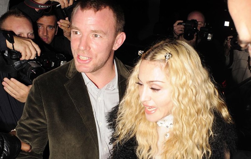 Guy Ritchie şi-a luat casă lângă Madonna