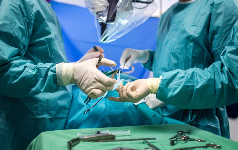 Medicii din Brăila au făcut minuni și au salvat viața mamei cu trei copii înjunghiate de soț
