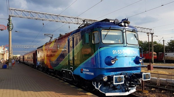 Un tren operat de CFR Călători staționează în gară