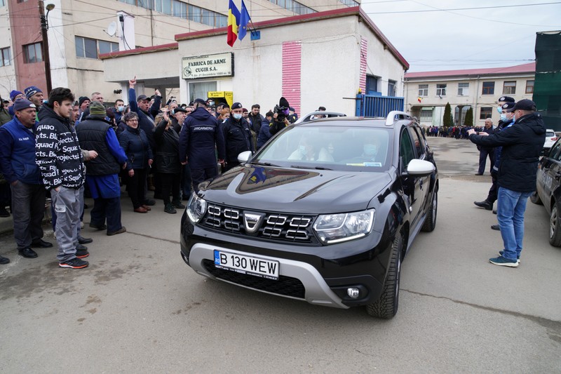 Negociatorii veniți de la București ies pe o poartă laterală a Fabricii de Arme, păziți de Jandarmerie