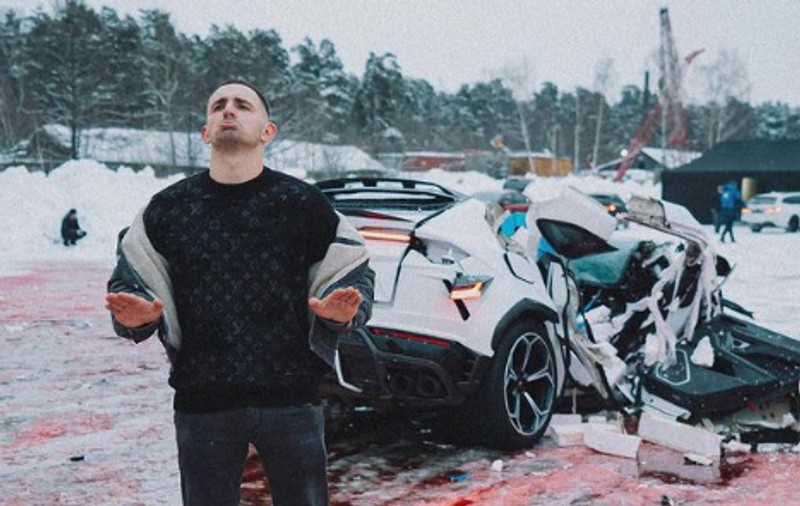 Un vlogger rus, filmat când distruge o limuzină de 250.000 de euro: „Reclama costă. Păcat, era mașina visurilor mele”